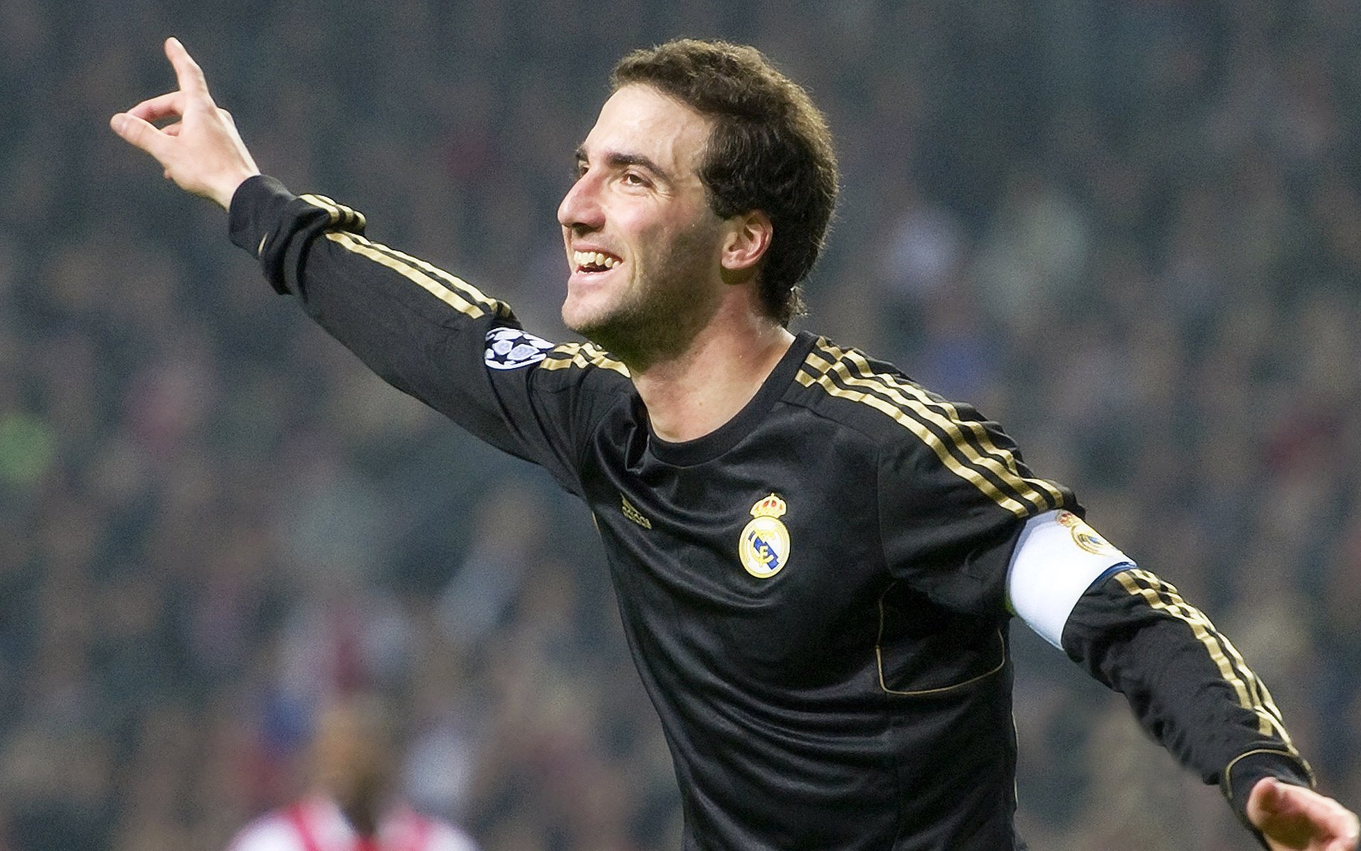 防守阵形紧凑，有效遏制对手进攻，防守技术_防守对手